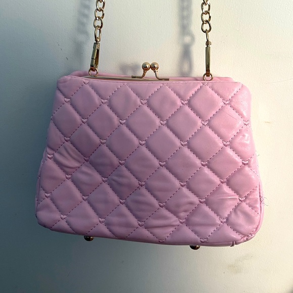 Quilted Pink Modern handbag with crossbody strap. - Picture 5 of 8